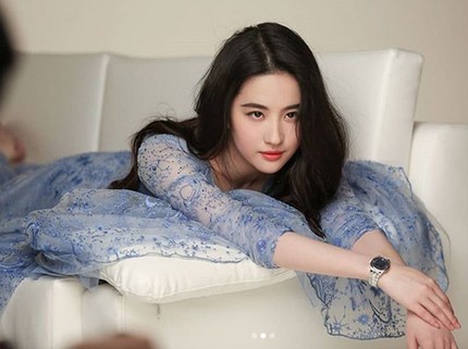 7 Potret Cantiknya Liu Yifei, Pemeran Film Mulan yang Diboikot