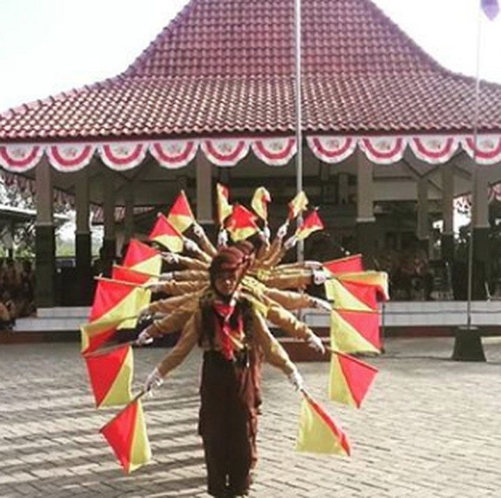 <p>Pernah belajar sandi bendera semaphore, Bun? (Foto: Instagram @damas_wijayanto)</p>
