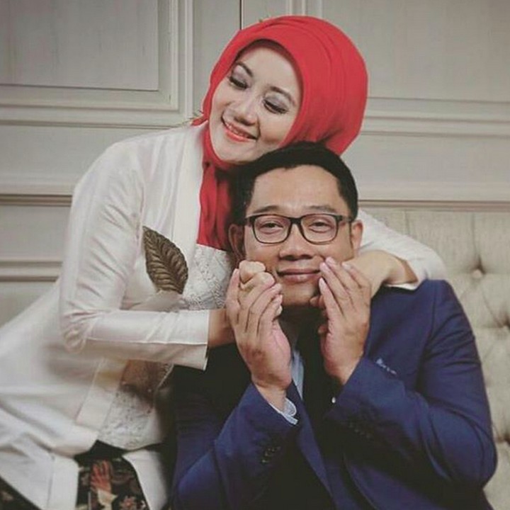 <p>Mungkin inilah cubit manja 'si cinta' buat suami tersayang. (Foto: Instagram/ @ataliapr)  </p>