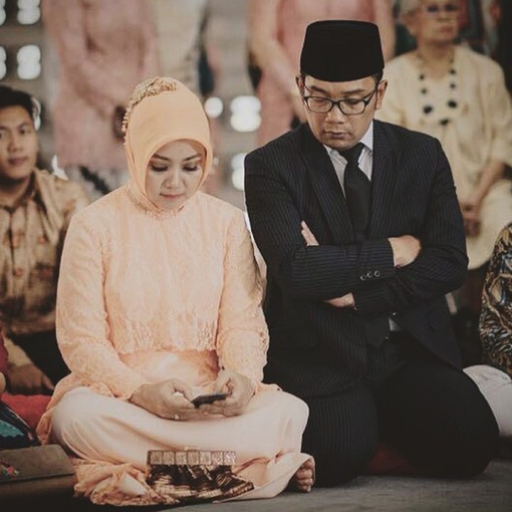 <p>Kayak di foto ini, Emil bilang dirinya lagi kepo apa yang sedang dilihat Atalia di HP-nya. Duh, ada-ada aja deh Kang Emil. (Foto: Instagram/ @ridwankamil)</p>