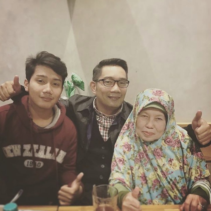 <p>Tahu nggak, Bun? Tiga generasi keluarga Ridwan Kamil yang ada di foto ini sekolahnya di ITB, lho. (Foto: Instagram @ridwankamil)</p>
