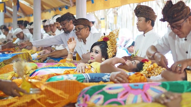 FOTO: 'Peri Gigi' Penuntun Remaja Bali Menuju Dewasa