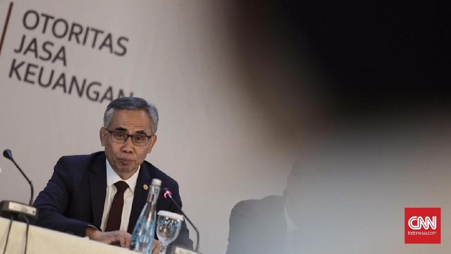Ketua OJK Wimboh Santoso mengaku sering mendapat tawaran investasi bodong dan pinjol lewat SMS setiap harinya.