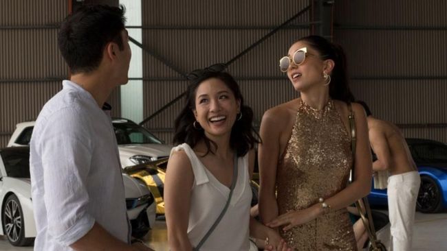 Kesuksesan film 'Crazy Rich Asians' mendorong rumah produksi membuat sekuelnya. Disebutkan, sutradara dan penulis kembali direkrut.