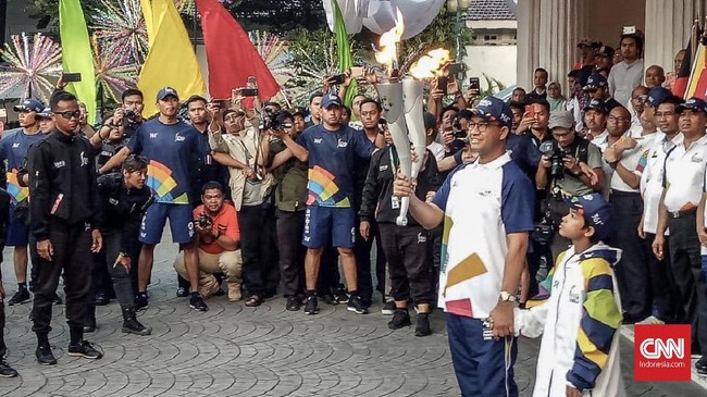 Gubernur DKI Anies Baswedan menerima obor Asian Games 2018 dan menyatakan Jakarta siap menjadi tuan rumah. Api Asian Games akan menginap semalam.