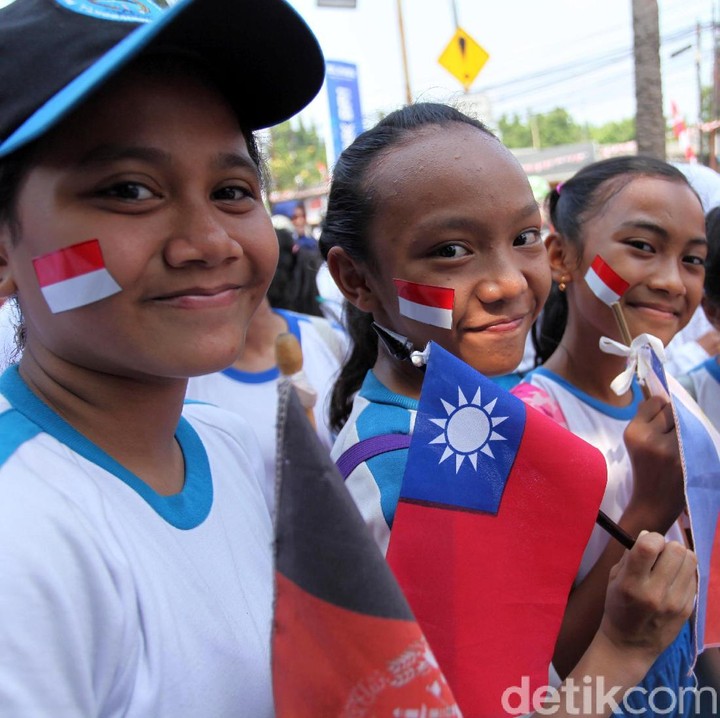 <p>Smile! Senyum merekah di bibir anak-anak. (Foto: Lamhot Aritonang/detikcom)<br /><br /></p>