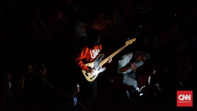 Musik kerap jadi pilihan untuk menyuarakan hati. Mungkin itu yang menjadikan RUU Permusikan terlihat konyol. Siapa yang bisa mengatur soal hati [baca: seni]?