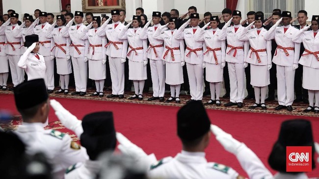 Jokowi mengukuhkan 76 orang personil Paskibraka nan bakal bekerja pada upacara peringatan HUT ke-79 RI di IKN.