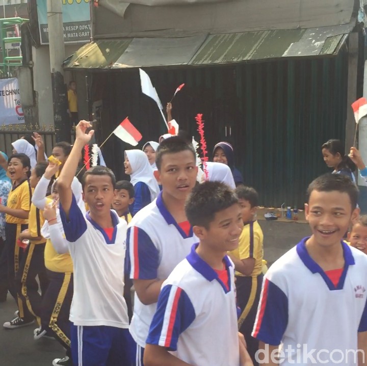 <p>Anak-anak antusias menyaksikan pawai obor Asian Games 2018 (Foto: Ibnu Hariyanto/detikcom)</p>