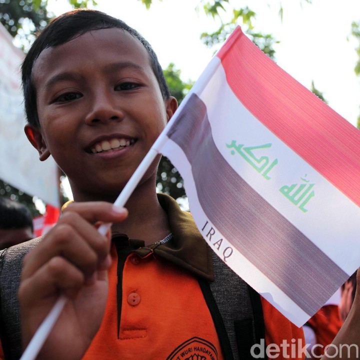 <p>Salah satu anak sekolah membawa bendera Irak saat menyambut pawai obor Asian Games. (Foto: Lamhot Aritonang/detikcom)<br /><br /></p>