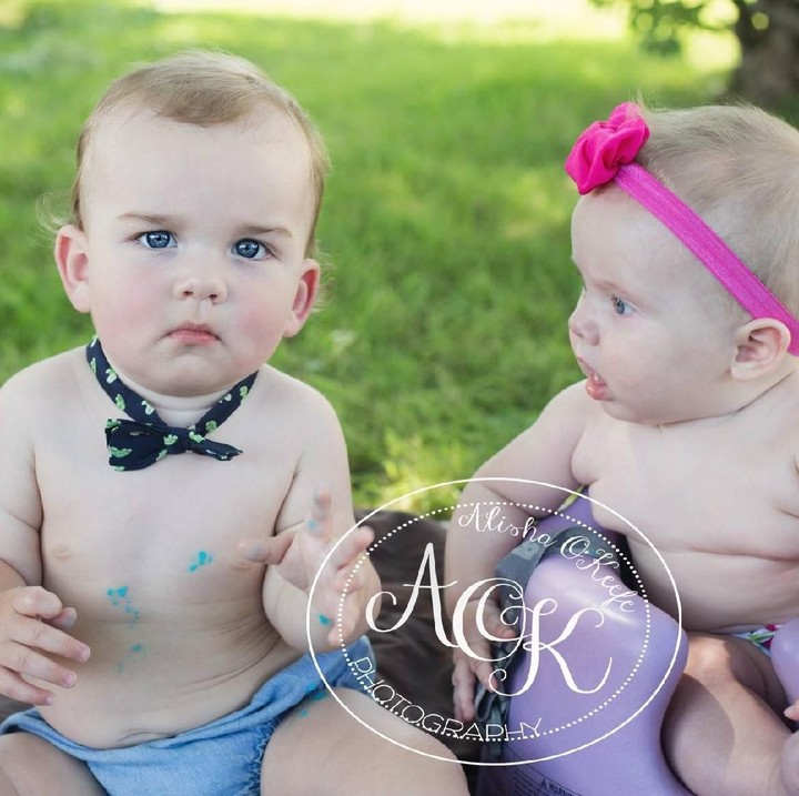 <p>Hmm, kira-kira apa yang ada di pikiran bayi perempuan ini saat melihat si bayi laki-laki ya? (Foto: Facebook / Alisha O'Keefe Photography)</p>