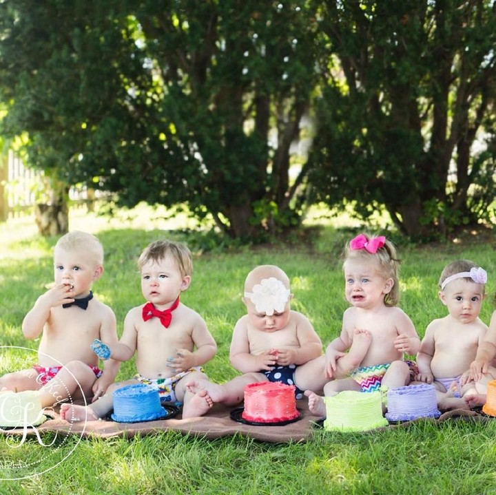 <p>Seorang fotografer keluarga dan bayi, Alisha O'Keefe diminta oleh kliennya Trish Baker melakukan sesi foto dengan 13 bayi. (Foto: Facebook / Alisha O'Keefe Photography)</p>