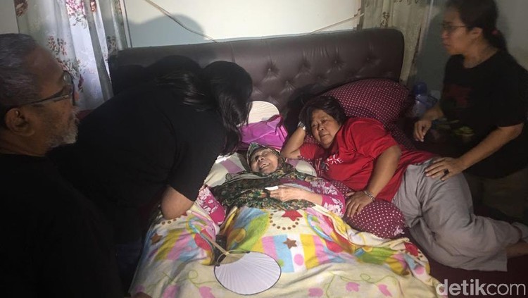 Mak Nyak jadi korban banjir dan rumahnya terendam. Rano Karno turun tangan dan membantu evakuasi dengan mengirimkan tim.