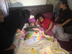 Lumpuh dan Terjebak Banjir, Mak Nyak Si Doel Dievakuasi Tengah Malam ke Hotel