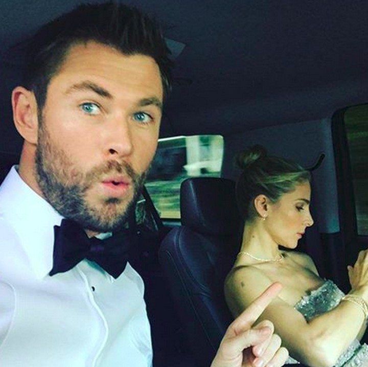 <p>Lihat deh, Bun, gimana keisengan Chris pada Elsa. Hmm, ada-ada aja ya pemeran 'Thor' ini. (Foto: Instagram/ @chrishemsworth)</p>