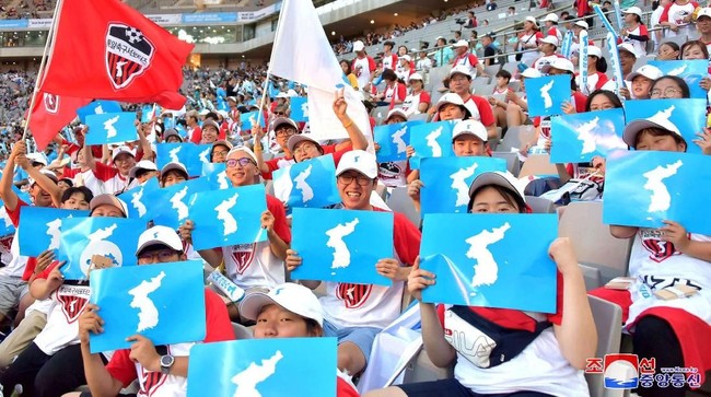 Salah satu pendukung Korea Utara berharap negaranya dan Korea Selatan bisa segera bersatu usai Asian Games 2018.