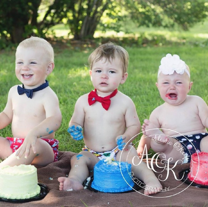 <p>Sebelum bayi-bayi ini meltdown, Alisha sukses memotret para bayi yang asyik mencicipi kuenya. (Foto: Facebook / Alisha O'Keefe Photography)</p>