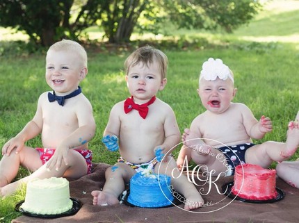 Ekspresi Menggemaskan 13 Bayi Saat Foto Bareng