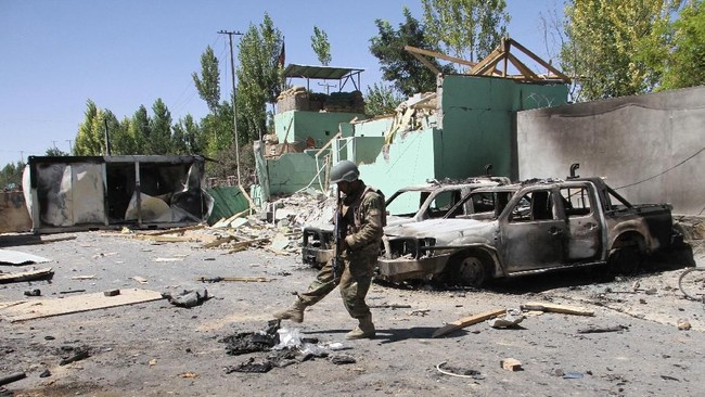 Taliban menyerang kantor LSM AS, Counterpart International, di Ibu Kota Kabul saat Ramadan dan menewaskan lima orang.