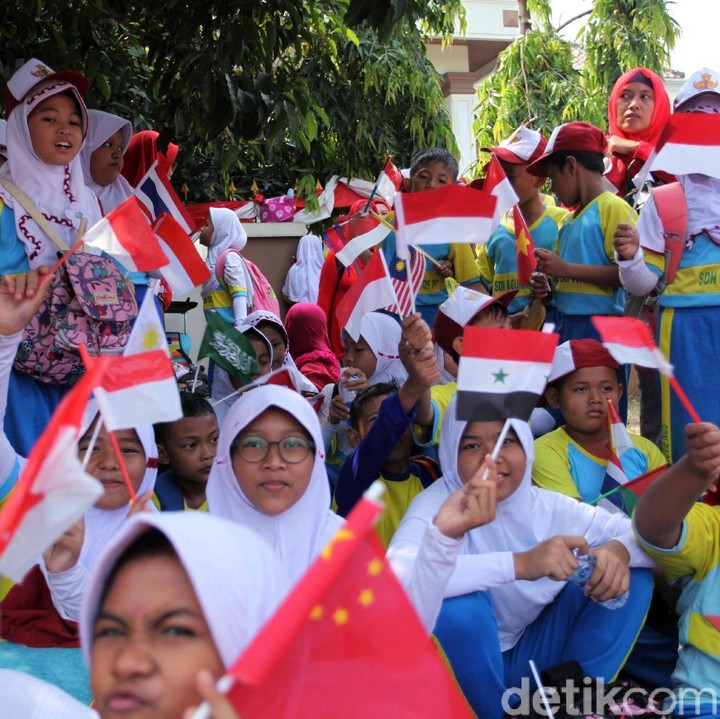 <p>Anak sekolah Ibu Kota turut meramaikan pawai obor Asian Games (Foto: Lamhot Aritonang/detikcom)<br /><br /></p>