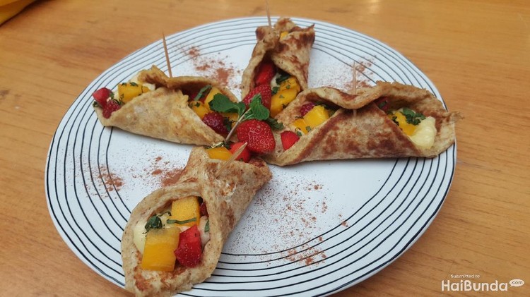 Bingung mau bikin bekal atau sarapan yang sehat untuk si kecil? Coba resep roti gulung buah ini deh, Bun.