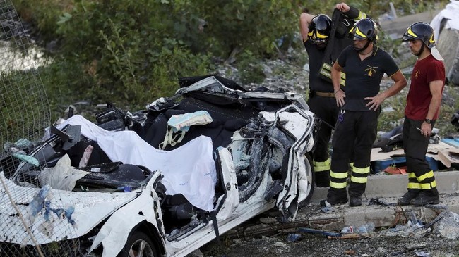 Operasi pencarian korban jembatan ambruk di Genoa, Italia, dihentikan setelah tiga jenazah terakhir berhasil ditemukan antara reruntuhan.