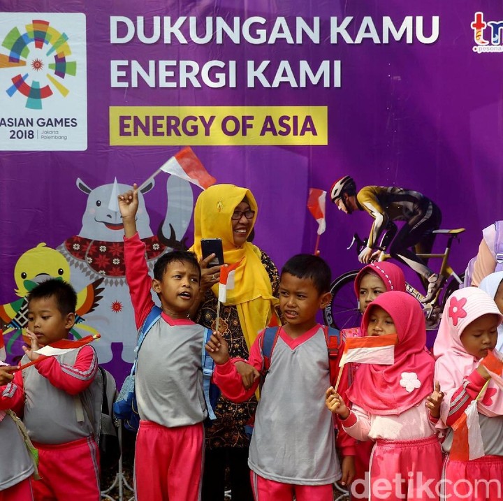 <p>Saat pawai obor melintas di TMII, Jakarta Timur, anak-anak pun bersorak antusias. (Foto: Grandyos Zafna/detikcom).</p>