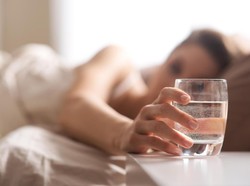 5 Manfaat Minum Air Putih di Pagi Hari saat Perut Kosong
