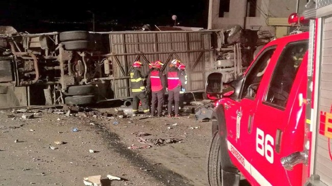 Empat orang tewas dan puluhan luka-luka saat sebuah bus menabrak traktor trailer di sebelah barat daya New Mexico, Amerika Serikat, Kamis (30/8).