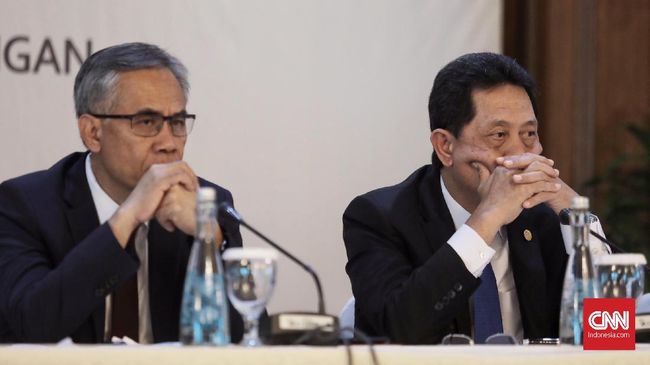 OJK Perpanjang Penundaan Bayar Cicilan Kredit OJK memastikan restrukturisasi kredit bagi debitur terdampak pandemi covid-19 akan diperpanjang dari semula berakhir Februari 2021.
