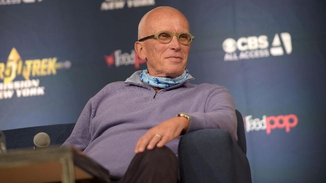 Sutradara sekuel baru RoboCop, Neill Blomkamp menyebut nama Peter Weller saat ditanya soal siapa yang layak memerankan Alex Murphy di filmnya kelak.
