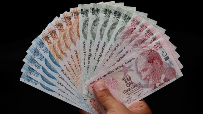 Standard & Poor's menurunkan peringkat utang Turki menjadi 'junk' atau non investasi karena gejolak yang melanda mata uang dan ekonomi negara tersebut.