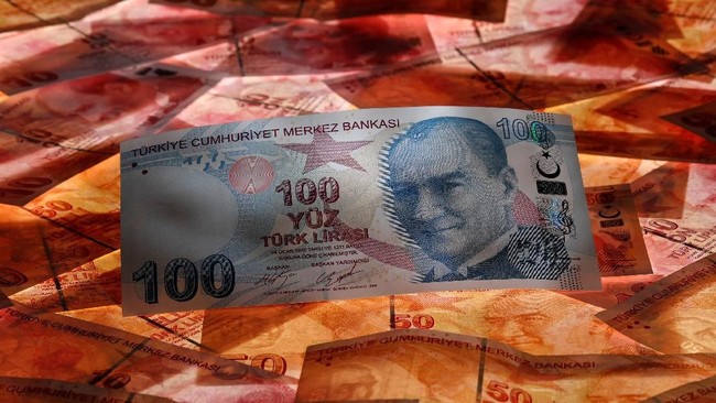 Lembaga pemeringkat Moody's menurunkan peringkat utang Turki ke level 'junk' atau sampah karena ketidakpastian di negara tersebut telah memicu krisis mata uang.