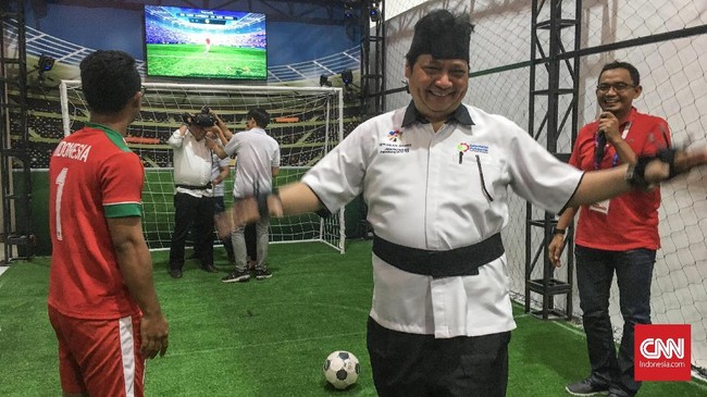 Menkominfo Rudiantara dan Menperin Airlangga Hartarto adu tendang dalam permainan VR berbasis 5G.