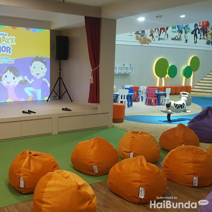 <p>Saat bunda dan ayah nonton bioskop, si kecil tetap bisa anteng main di playground nih.</p>