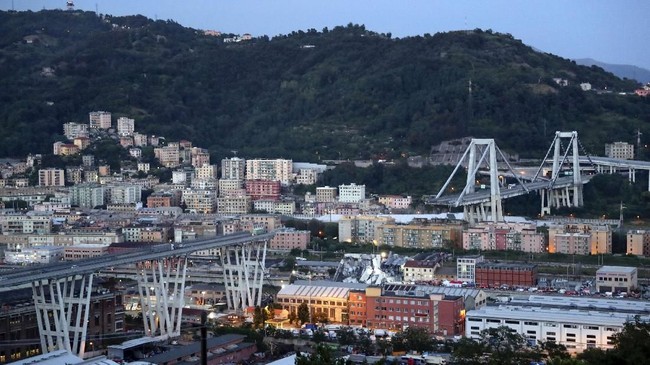Setiap hari mereka mendengarkan berita runtuhnya jembatan Genoa. Duka serasa tak kunjung usai.