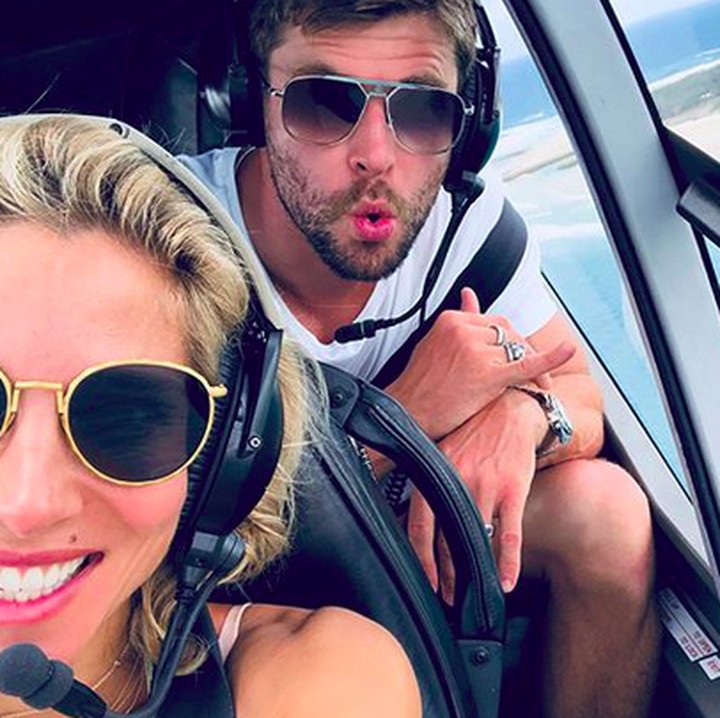 <p>Naik helikopter bareng pasangan memang seru banget deh! He-he-he. (Foto: Instagram/ @chrishemsworth)</p>