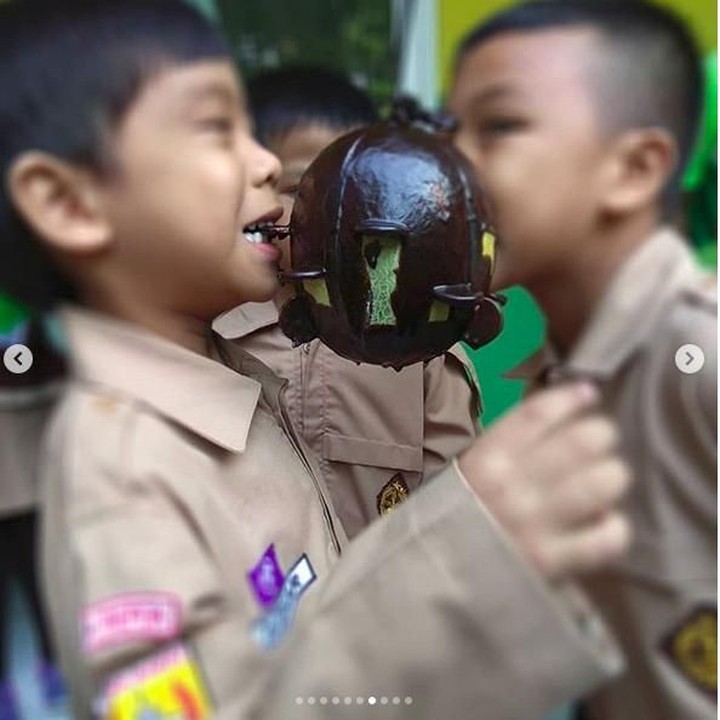 <p>Ayo! cabut koinnya dengan gigimu. (Foto: Instagram @sit.ruhama)<br /><br /></p>