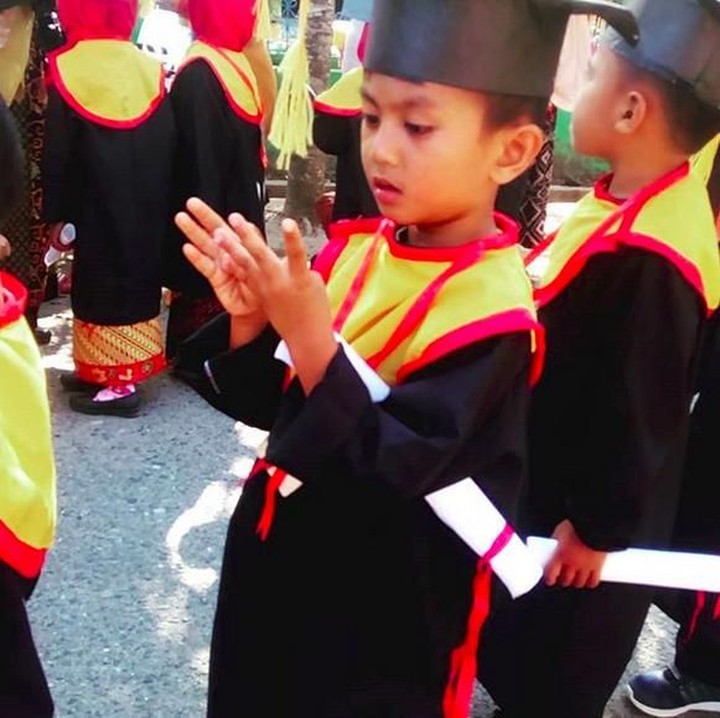 <p>Anak-anak di Sulawesi Selatan ini pawai 17 Agustus dengan menggunakan toga. (Foto: Instagram@rhosnah42)<br /><br /></p>