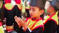<p>Anak-anak di Sulawesi Selatan ini pawai 17 Agustus dengan menggunakan toga. (Foto: Instagram@rhosnah42)<br /><br /></p>