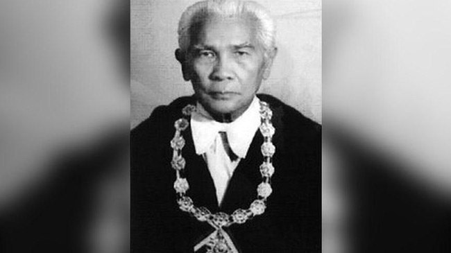 Berkat keahliannya di bidang fisika dan kimia, pahlawan nasional dokter Herman Johannes mampu meracik bom yang mengadang agresi militer Belanda.