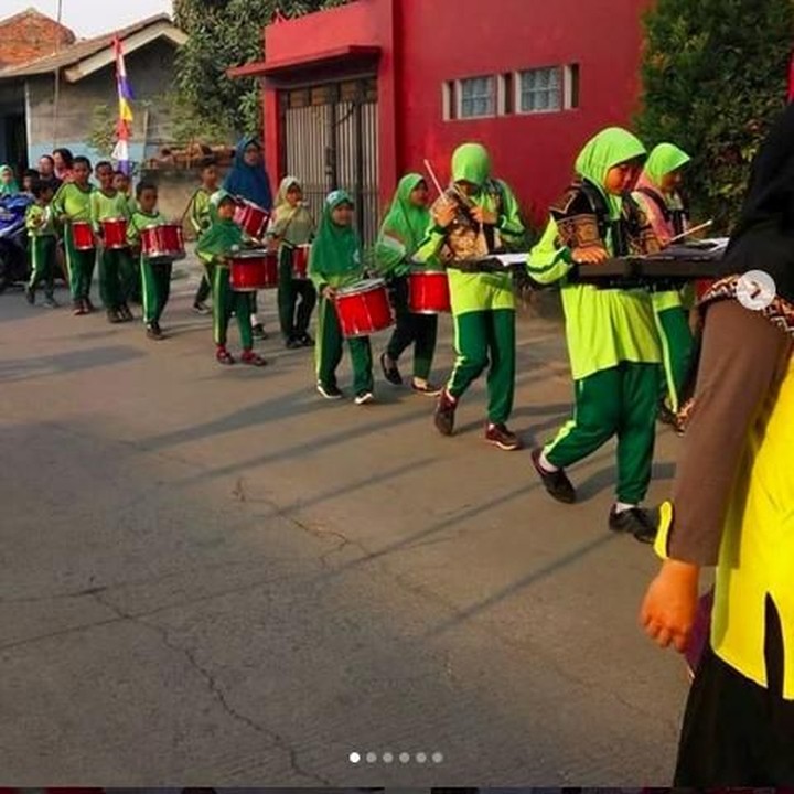 <p>Anak-anak ini mengikuti pawai 17 Agustus dengan drum band. (Foto: Instagram @ypit_faizul_anwar)<br /><br /></p>