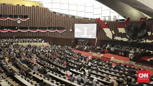DPR mendesak pemerintah konsisten mencapai target penerimaan sebesar Rp2.142,5 triliun pada 2019, agar defisit APBN bisa berada di bawah 2 persen terhadap PDB.