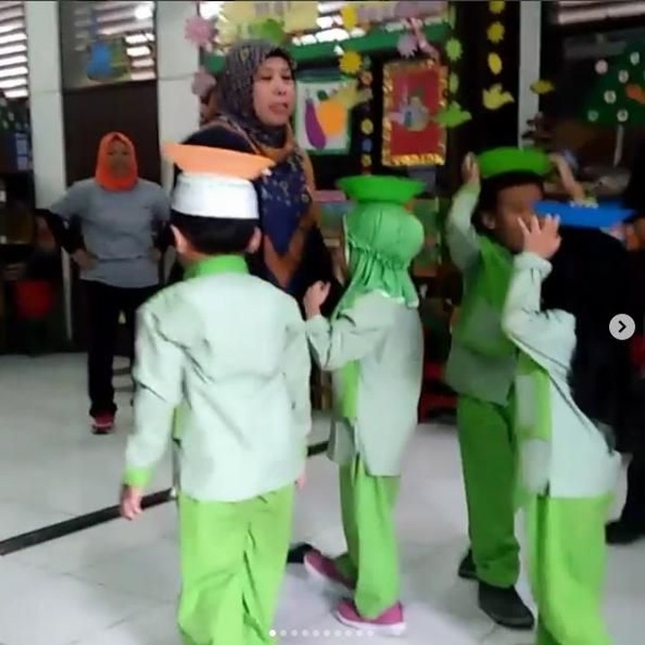<p>Piring-piringnya jangan sampai jatuh ya, Nak. (Foto: Instagram @ichalaicul)<br /><br /></p>