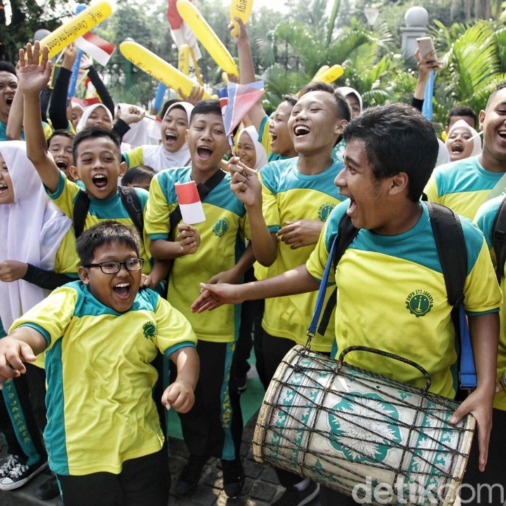 <p>Anak-anak memeriahkan pawai obor Asian Games 2018 dengan menari diiringi alat musik gendang. <br /><br /></p>