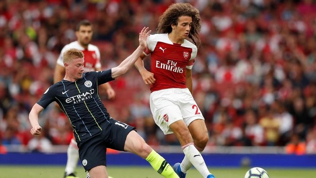 Gelandang Manchester City Kevin De Bruyne berkunjung ke Barcelona untuk memulihkan cedera lutut dengan dokter favorit Pep Guardiola.