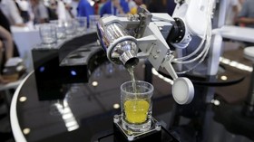 Saat Robot Meracik Koktail di Praha