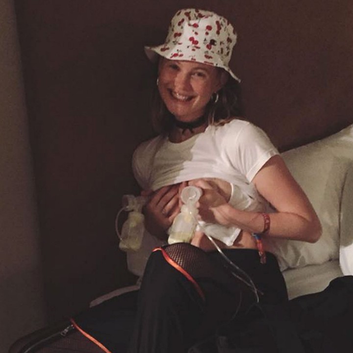 <p>Demi anak, Behati Prinsloo selalu sempatkan waktu memerah ASI. Bunda juga melakukan hal serupa seperti Behati kan?  (Foto: Instagram/ @behatiprinsloo)  </p>