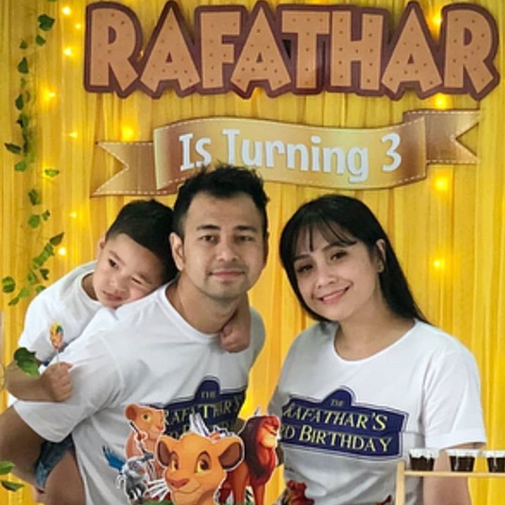 <p>Rafathar bersama mama dan papanya nih yang pakai kaus kembaran spesial ulang tahun Rafathar. (Foto: Instagram @chevirgo)</p>