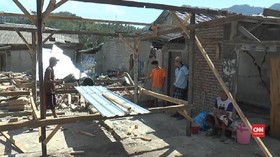 VIDEO: Warga Lombok Inisiatif Bangun Rumah Sementara